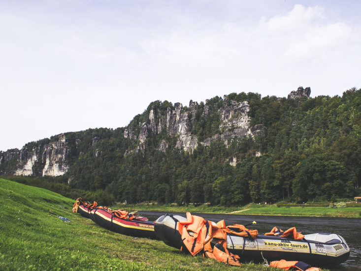 Schlauchboot, Kanutour auf der Elbe, Elbsandsteingebirge